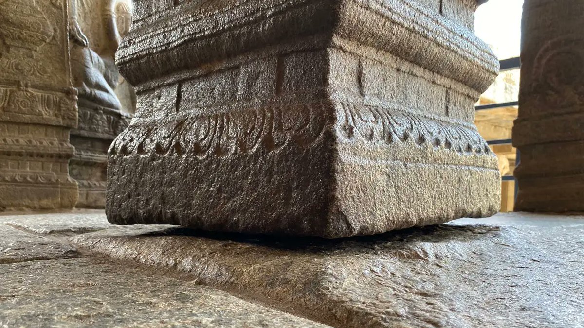 आंध्र प्रदेश लेपाक्षी का वीरभद्र मंदिर,जहाँ आस्था हवा में तैरती है।
यहाँ का हैंगिंग पिलर, जो ज़मीन को छुए बिना खड़ा है, बताता है कि हमारे ऋषि-शिल्पी सिर्फ भक्त नहीं, दिव्य वैज्ञानिक थे।
इस मंदिर में कदम रखते ही लगता है जैसे पूरा ब्रह्मांड फुसफुसाकर कह रहा हो,
सनातन केवल धर्म