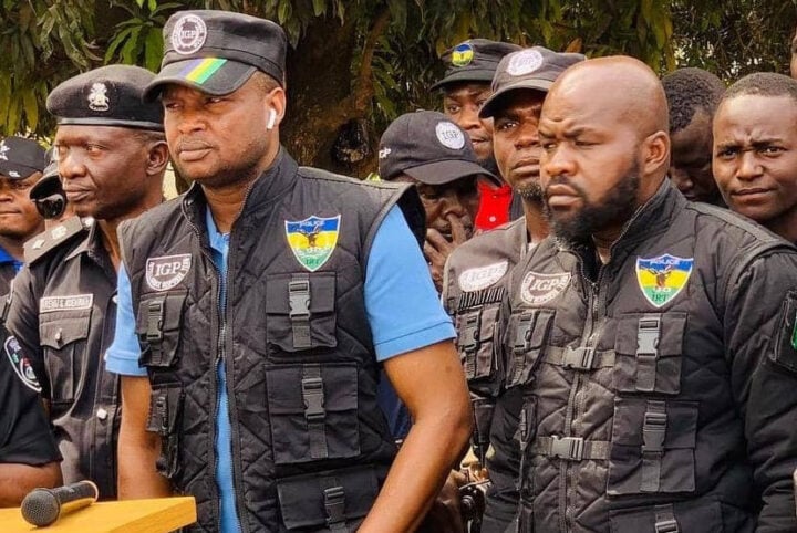 UNOFFICIALFACT's tweet image. Insecurity! Insecurity! 

You all will soon know why they kept ABBA KYARI in prison deliberately till now. 

The man told me things with evidence that brought tears to my eyes in prison.
I wanted to speak for him, but some ignorant Nigerians felt i was released from prison to…