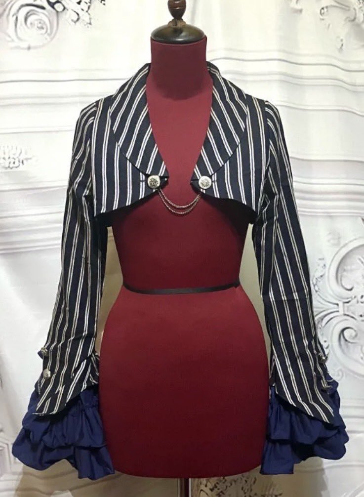 🖤おすすめ商品のご紹介🖤 エンブレムチェーン付き姫袖ショート