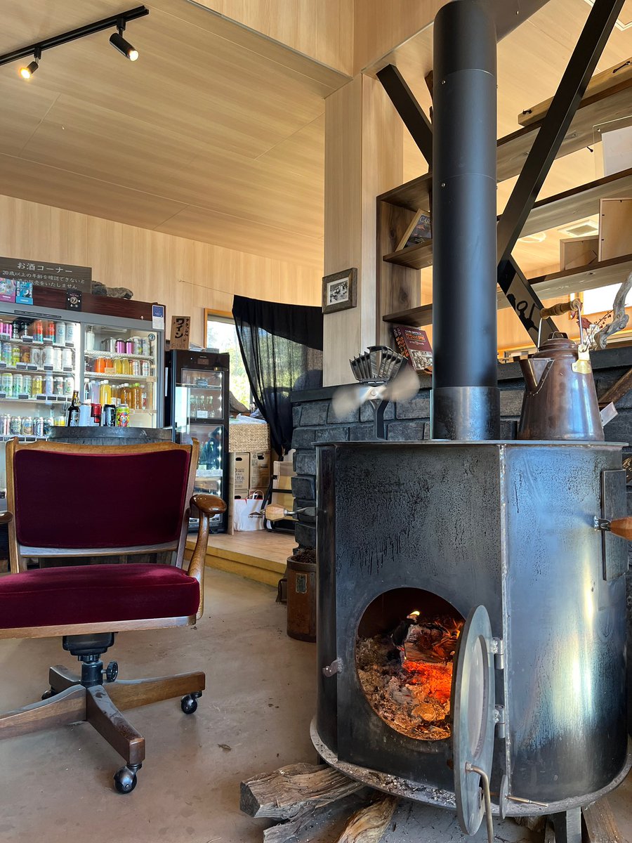 maimaimaiko3068's tweet image. 陣馬形山山荘

暖炉、こたつで暖かい