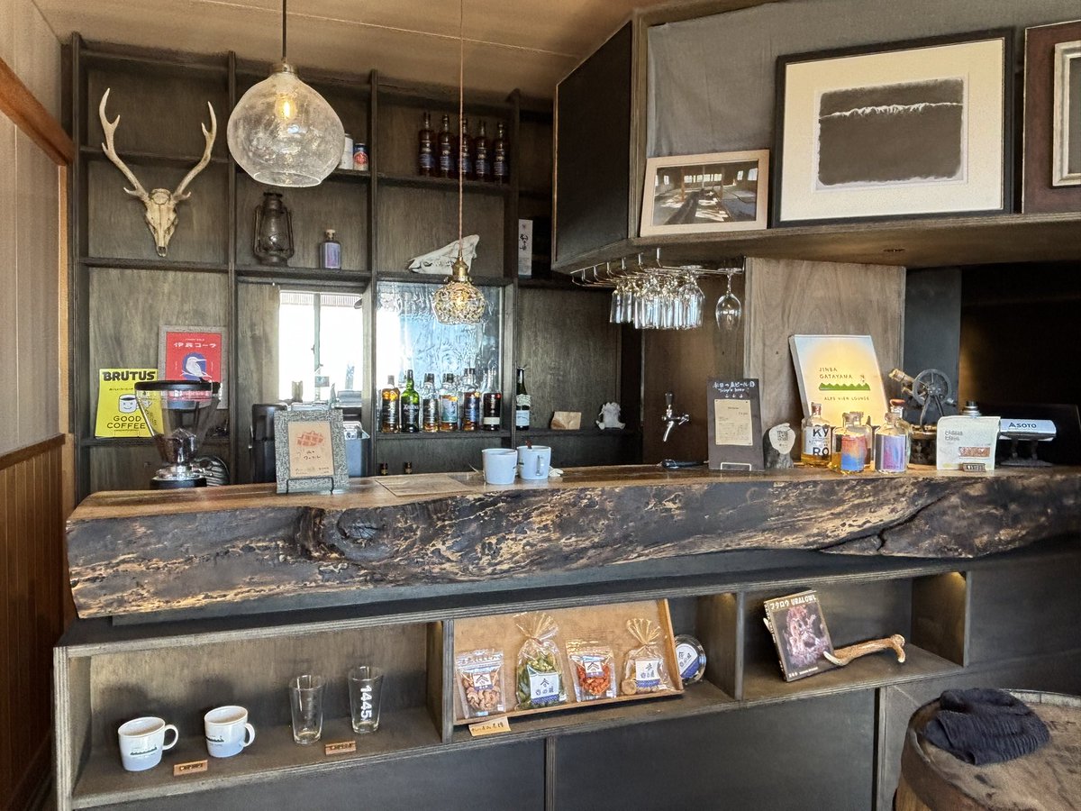 maimaimaiko3068's tweet image. 陣馬形山山荘

暖炉、こたつで暖かい