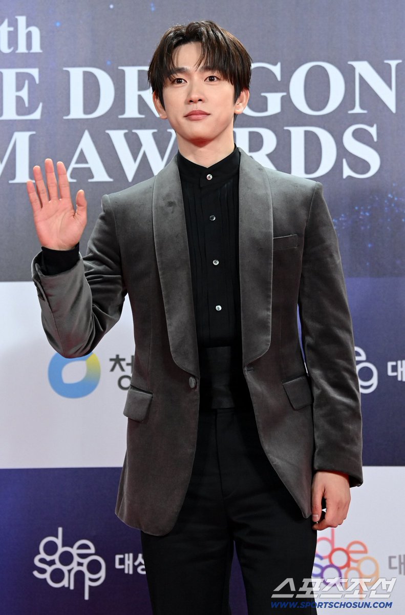 cyjprint's tweet image. 251119 | Park Jinyoung at The 46th Blue Dragon Film Awards Red Carpet 

#Jinyoung #진영 @JINYOUNG
#GOT7 #HiFive #Hi5 #하이파이브