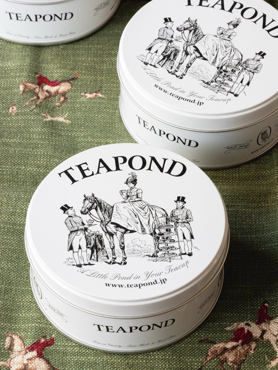 新作のメッセージ缶「ティーブレイク」は来年の干支にちなんで馬をモチーフにお作りいたしました。
お年賀などの贈り物はもちろん、お好みの銘柄を保存するご自宅用の紅茶缶としても。
オンラインストアでお求めの際は各銘柄の購入時、缶デザインのオプションから「ティーブレイク」選択してください。