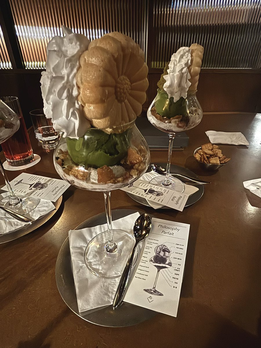 palgulee's tweet image. 칵테일바에서 파르페 먹기