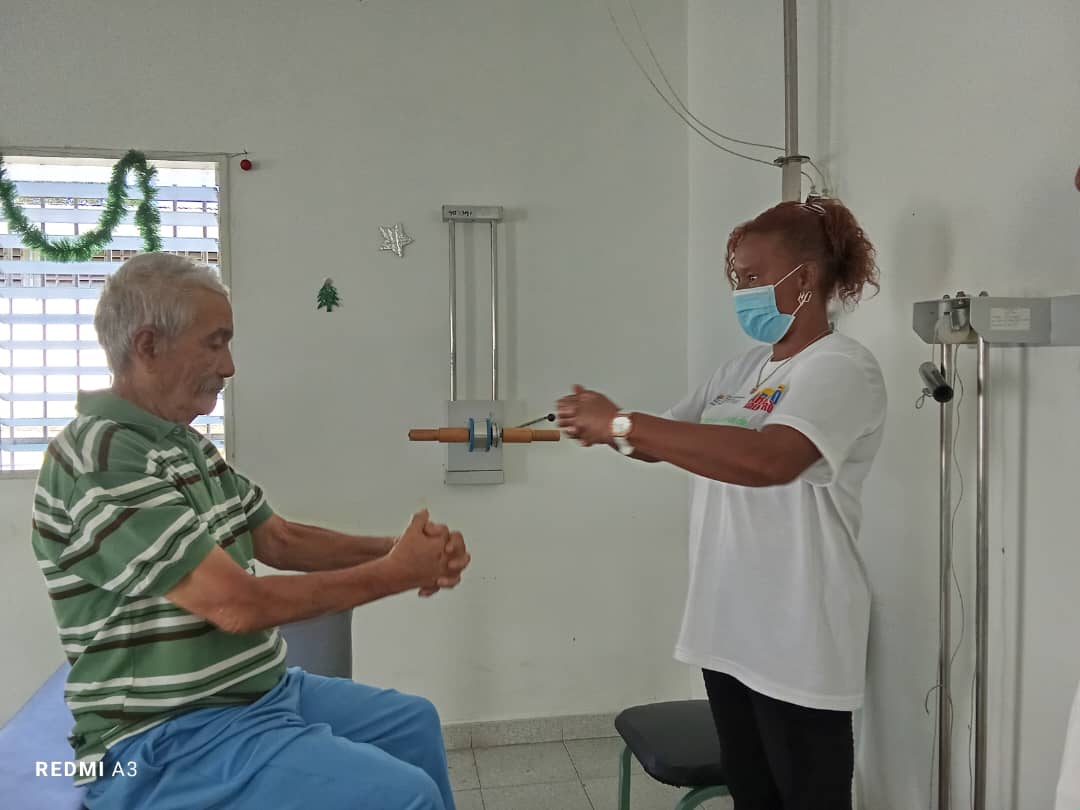 Licenciada en rehabilitación Yaritza Sabuirin Puente,brinda servicio de excelencia a paciente venezolano desde la Sala de Rehabilitación Integral Sefar, municipio Libertador, estado Distrito Capital.
#CubaPorLaVida