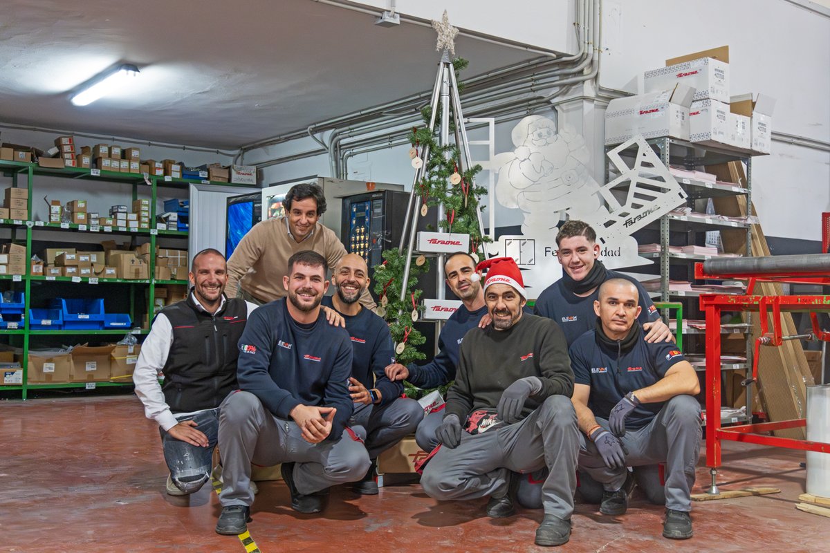 Faraone_Spain's tweet image. 🎄 ¡Ya es oficial! Comienza la Navidad en Faraone

Nuestro equipo y CEO posan junto al árbol de Navidad. Que nos acompañe la ilusión y el espíritu navideño hasta final de año. ✨

🎄 ¿Qué os parecen nuestros árboles?

#Faraone #NavidadFaraone #EspírituNavideño #EquipoFaraone