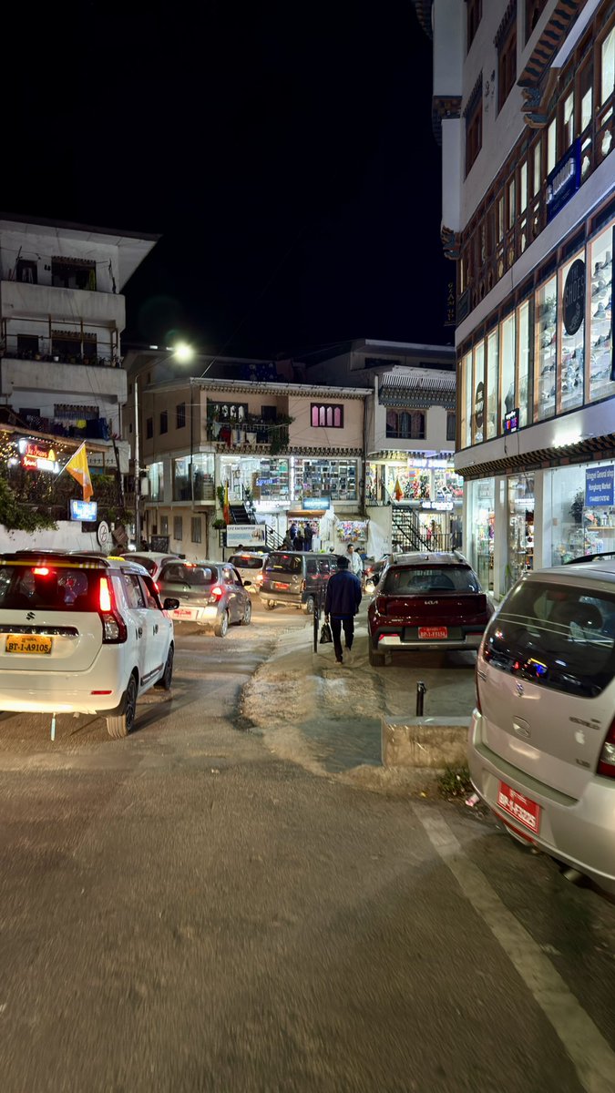 WelcomeToSekai's tweet image. ブータン
行く前のイメージと実際に訪問して感じた違い🇧🇹

◯幸せの国
→みんな幸せそうで仲良い。そもそも法律でイジメ、民族、宗派の違いを区別してはいけないと決められているので、みんな平等。あと老人ホームはないらしい。絶対子供や孫が面倒見るから。

◯医療費が無料…