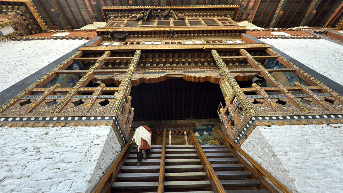 WelcomeToSekai's tweet image. ブータン
行く前のイメージと実際に訪問して感じた違い🇧🇹

◯幸せの国
→みんな幸せそうで仲良い。そもそも法律でイジメ、民族、宗派の違いを区別してはいけないと決められているので、みんな平等。あと老人ホームはないらしい。絶対子供や孫が面倒見るから。

◯医療費が無料…