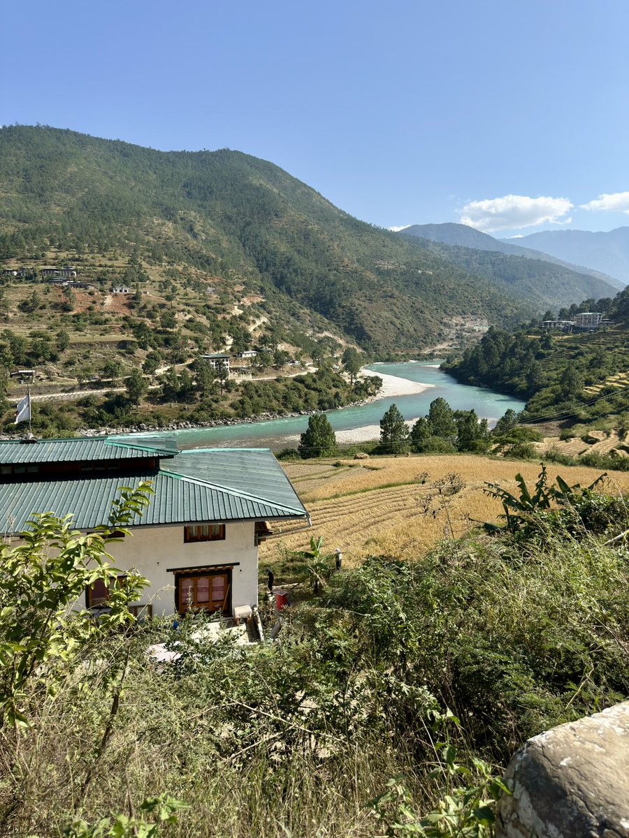 WelcomeToSekai's tweet image. ブータン
行く前のイメージと実際に訪問して感じた違い🇧🇹

◯幸せの国
→みんな幸せそうで仲良い。そもそも法律でイジメ、民族、宗派の違いを区別してはいけないと決められているので、みんな平等。あと老人ホームはないらしい。絶対子供や孫が面倒見るから。

◯医療費が無料…