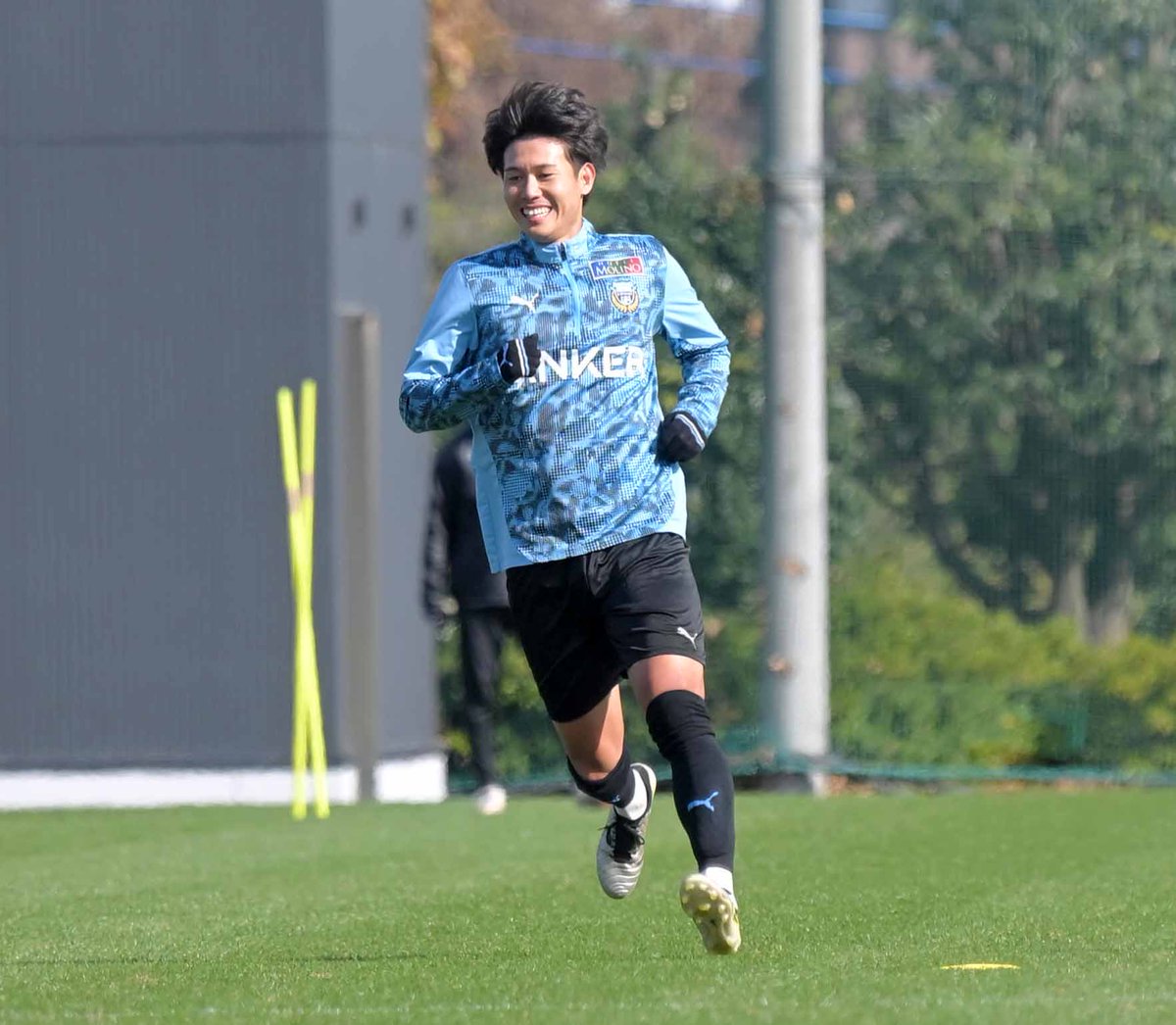 kanasports2020's tweet photo. #frontale 鬼木前監督には電話で1時間弱引き止められたという #車屋紳太郎 選手。「まだできる」との声はチームメートからも。大きな葛藤もあったかと思いますが、今回の決断は高いプロ意識ゆえ。

広島戦では引退セレモニーも予定。「12年の集大成として全てをぶつけたい」と調整を進めています🚙💨 https://t.co/HOijDS6wnT