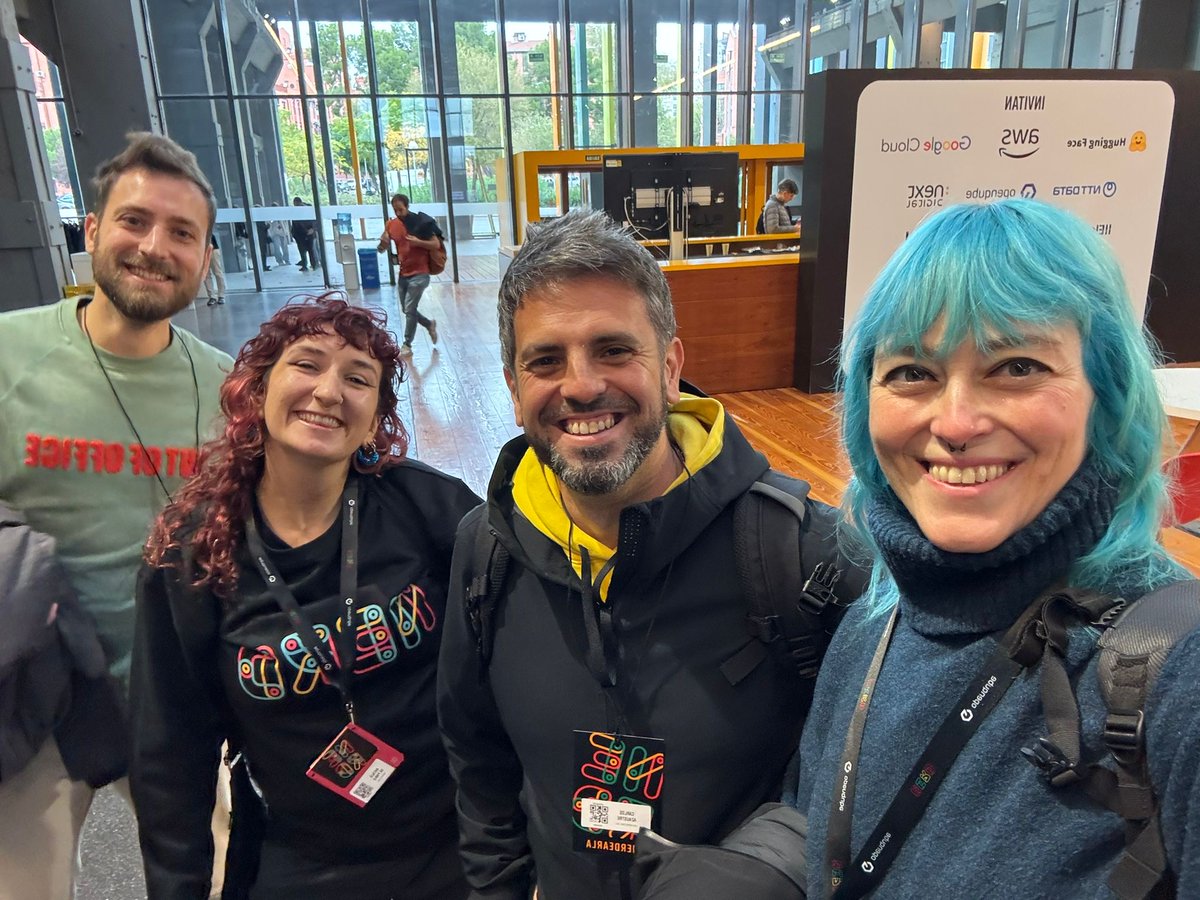 carlosazaustre's tweet image. Otro de los eventos del pasado fin de semana fue #Nerdearla

Tuve la oportunidad de hablar sobre Firebase Studio y como podemos crear apps a partir de prompts, todo sin salir del navegador

Gracias a Nerdearla por traer este fantástico evento a España👏