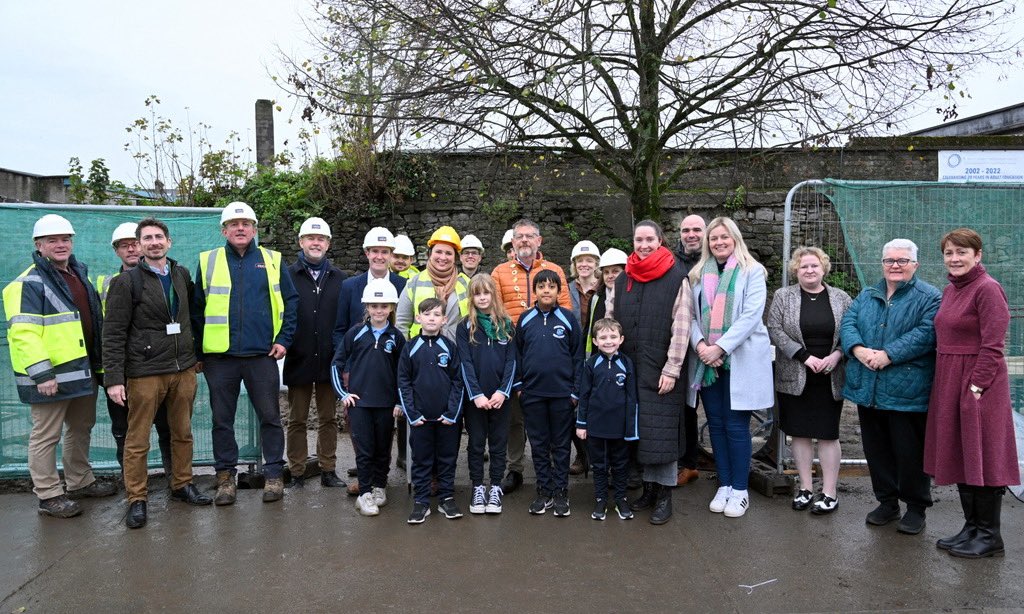 Mayor_Limerick's tweet photo. 🌳 Work is continuing on the upgrading of green space at the ‘Fosse’ city wall on the Island Road, where Limerick city’s original wall’s moat ran.

🪴Children in St Mary’s National School visited the site with the Mayor and Council staff this week to take a look at its progress. https://t.co/TOa0N0o8yC