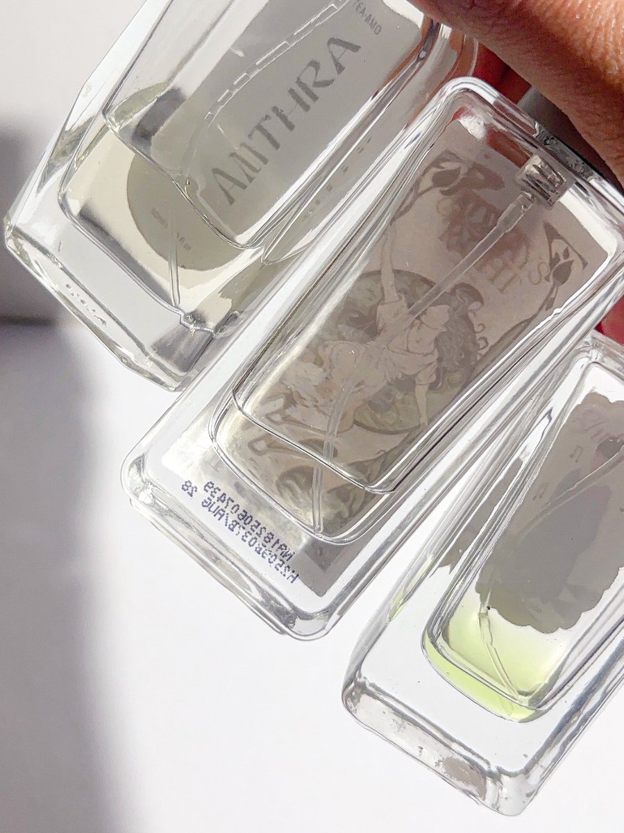 Sama-sama punya hint wangi "white floral - jasmine", tapi karakternya BEDA BANGET!!
Asli sukaaa banget, my comfort scent… they’re literally almost empty in my stash.

Bakalan aku repurchase terus sih iniiii~🤏✨