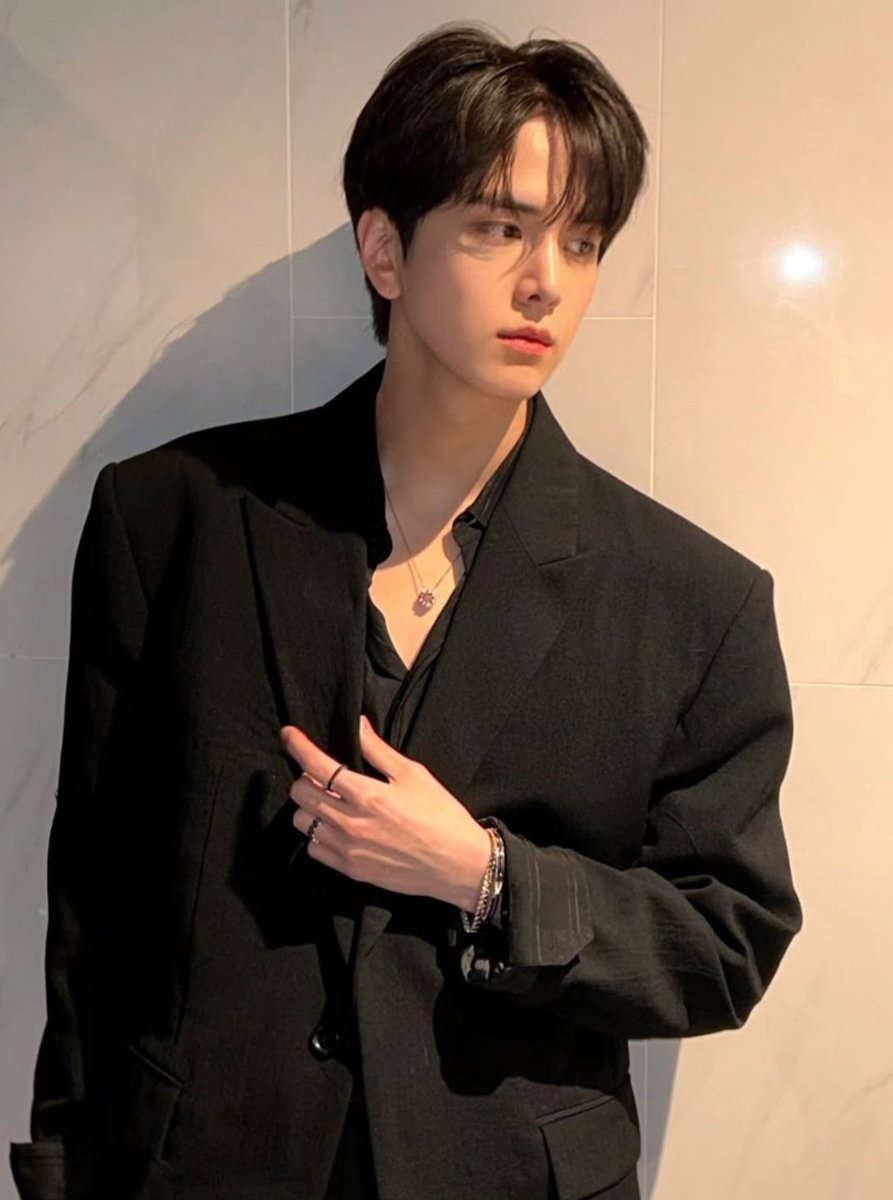 hourlykevins's tweet image. younghoon in any mode is always lovely❤