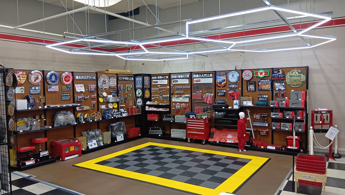 tec_tile's tweet photo. 🎉工具とDIYのセレクトショップ
 【クラフトメイク SA43 道意店】さまがグランドオープン！
店内では #テックタイル を設置いただいてます！
実際に手に取ってご覧いただけますので、 ぜひ足を運んでみてください！ 

#TECTile #ガレージタイル #DIYガレージ
#クラフトメイク #クラフトメイク道意店 https://t.co/tSj4YytxY6