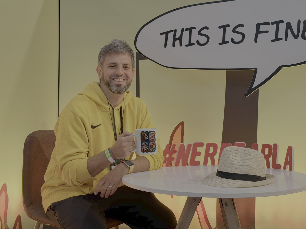 carlosazaustre's tweet image. Otro de los eventos del pasado fin de semana fue #Nerdearla

Tuve la oportunidad de hablar sobre Firebase Studio y como podemos crear apps a partir de prompts, todo sin salir del navegador

Gracias a Nerdearla por traer este fantástico evento a España👏