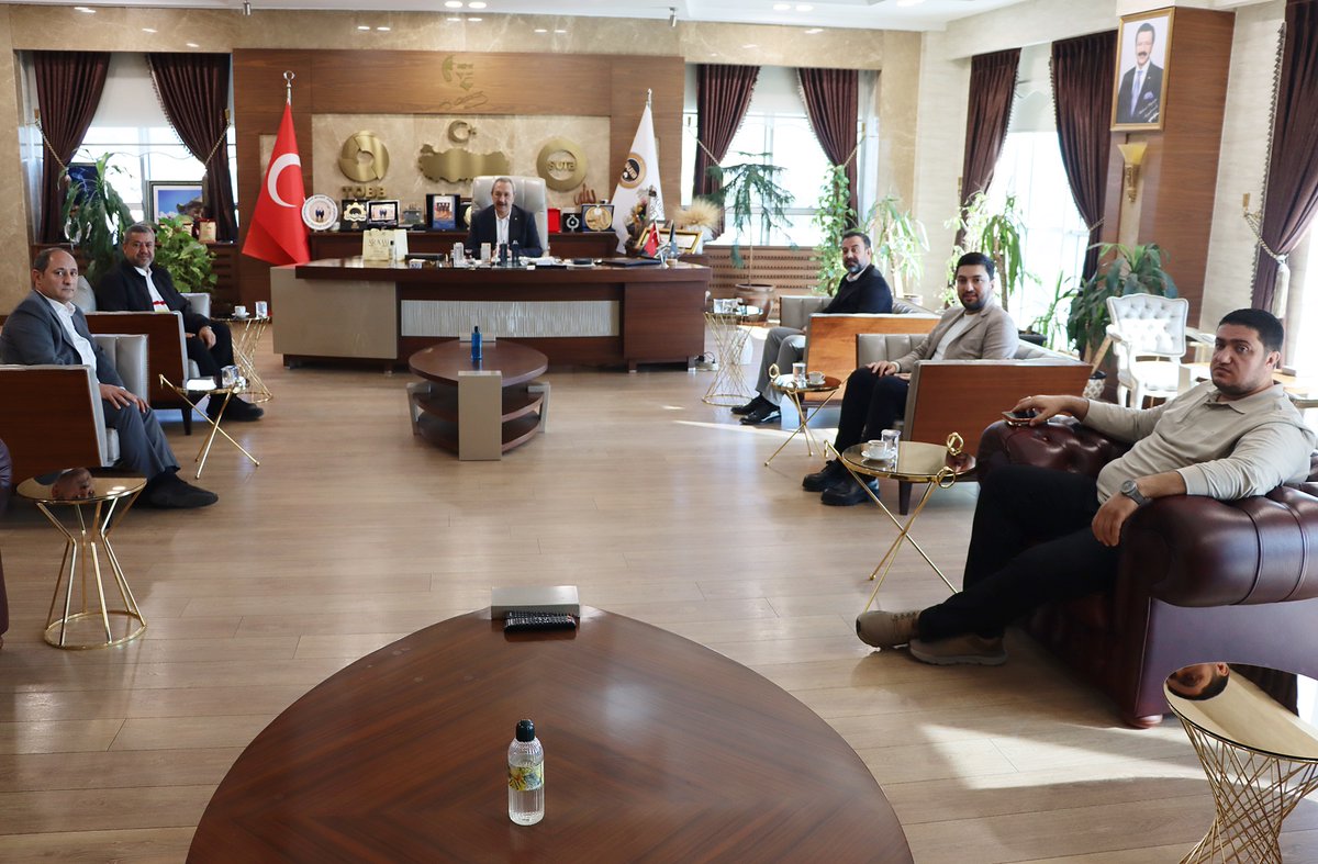 Şehrimizin önde gelen girişimcilerinden Arami Pizza ve Baklava’nın kurucuları Sayın Özgür İzol ve Sayın Ömer Ademoğlu ile İş İnsanı Sayın Çetin İzol, Yönetim Kurulu Başkanımız Sayın Mehmet Kaya’yı makamında ziyaret etti.

Genel Sekreterimiz Sayın Mehmet Durmuş ile İş İnsanı Sayın