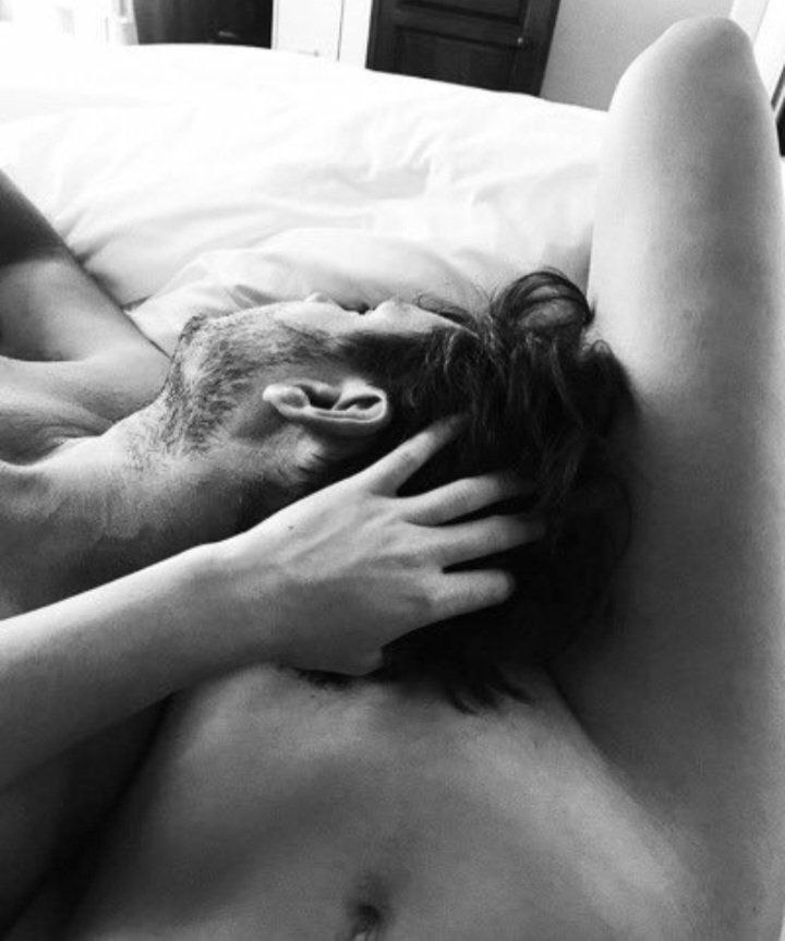 ¿ Cuéntame  algo de tu vida.?- Ella.
Hice cosas que no estuvieron bien.
Pasaron cosas.
Todavía estoy sanando. - El.
Yo te ayudaré a sanar. - Ella.