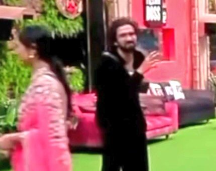 ahanat117's tweet image. Obsession with Tanya is in their genes. 😌

My girl is unbothered and don&apos;t give a damn about mallik&apos;s. 🥱

#TanyaMittal #BiggBoss19