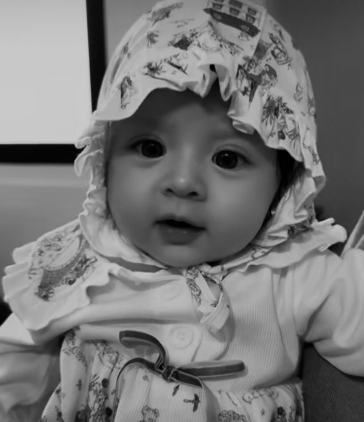 TheSignora's tweet image. ️️

娜.      Setelah dipikirkan, saya akan ganti karakter Hillary dengan Aneisha secara permanen, juga, karena saya sudah menentukan wajah Ayah si gemasnya Aneisha, jadi wajahnya si gemas juga juga akan diganti dengan si kecil lucu ini. 

(You can see my vision, right?)

️️