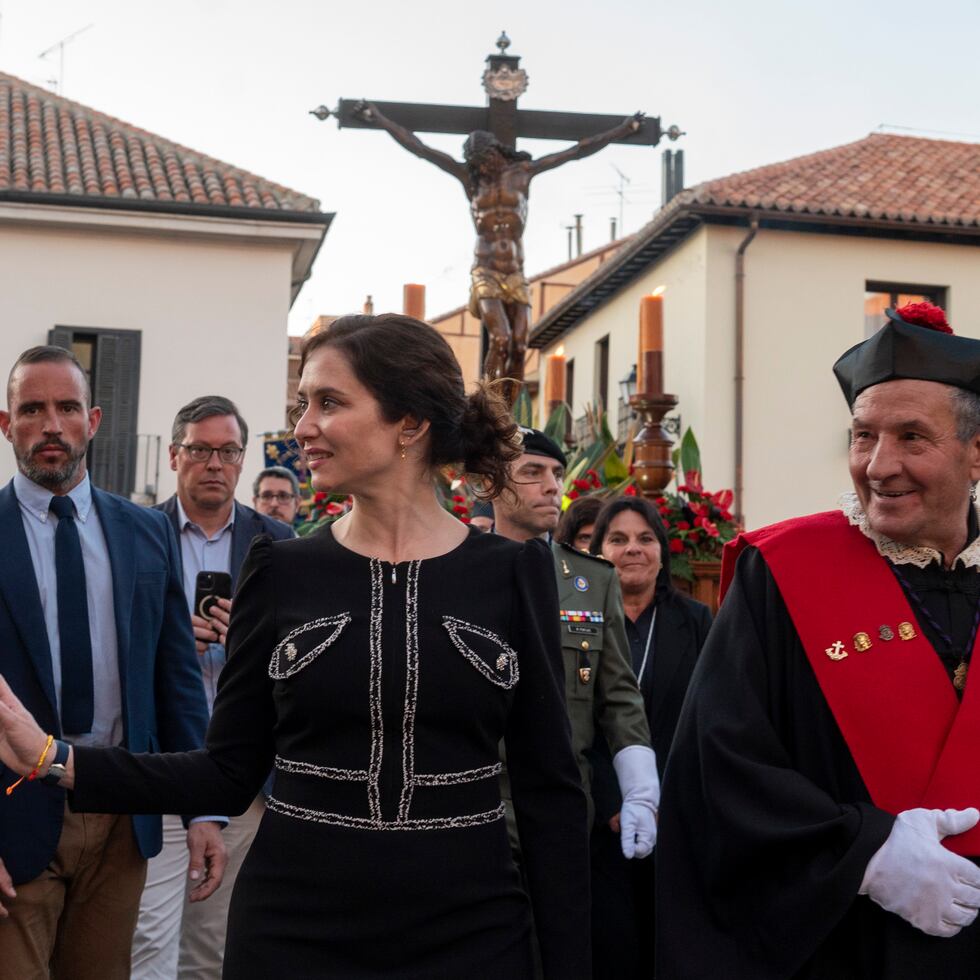 FonsiLoaiza's tweet image. Ayuso le ha concedido una paguita de 3,3M€ dinero público a los Legionarios de Cristo, en cuya universidad imparte clase José María Aznar. Su fundador abusó sexualmente de 60 niños.