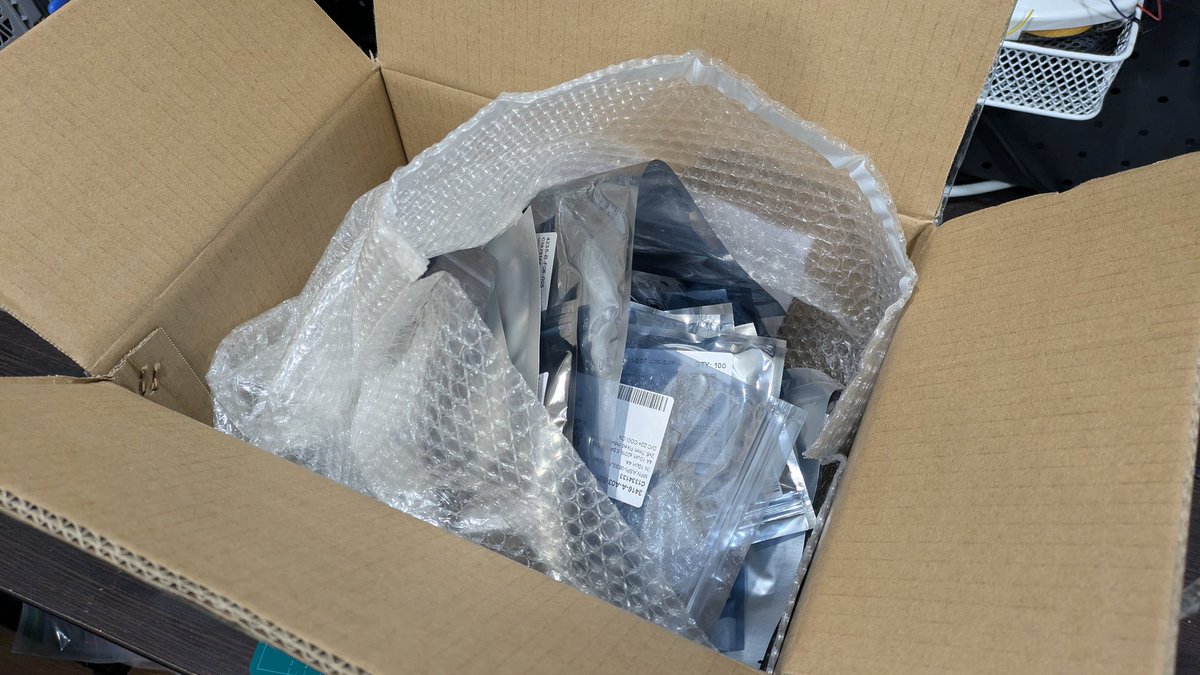 roughrobotics's tweet image. LCSC届いた(∩´∀｀)∩ﾜｰｲ
2週間くらいで到着。JLCPCBに出した基板は1週間で届いたのでLCSCもうちょい早くならないかなーと言う感想(基板があまりにも早すぎるのはある)