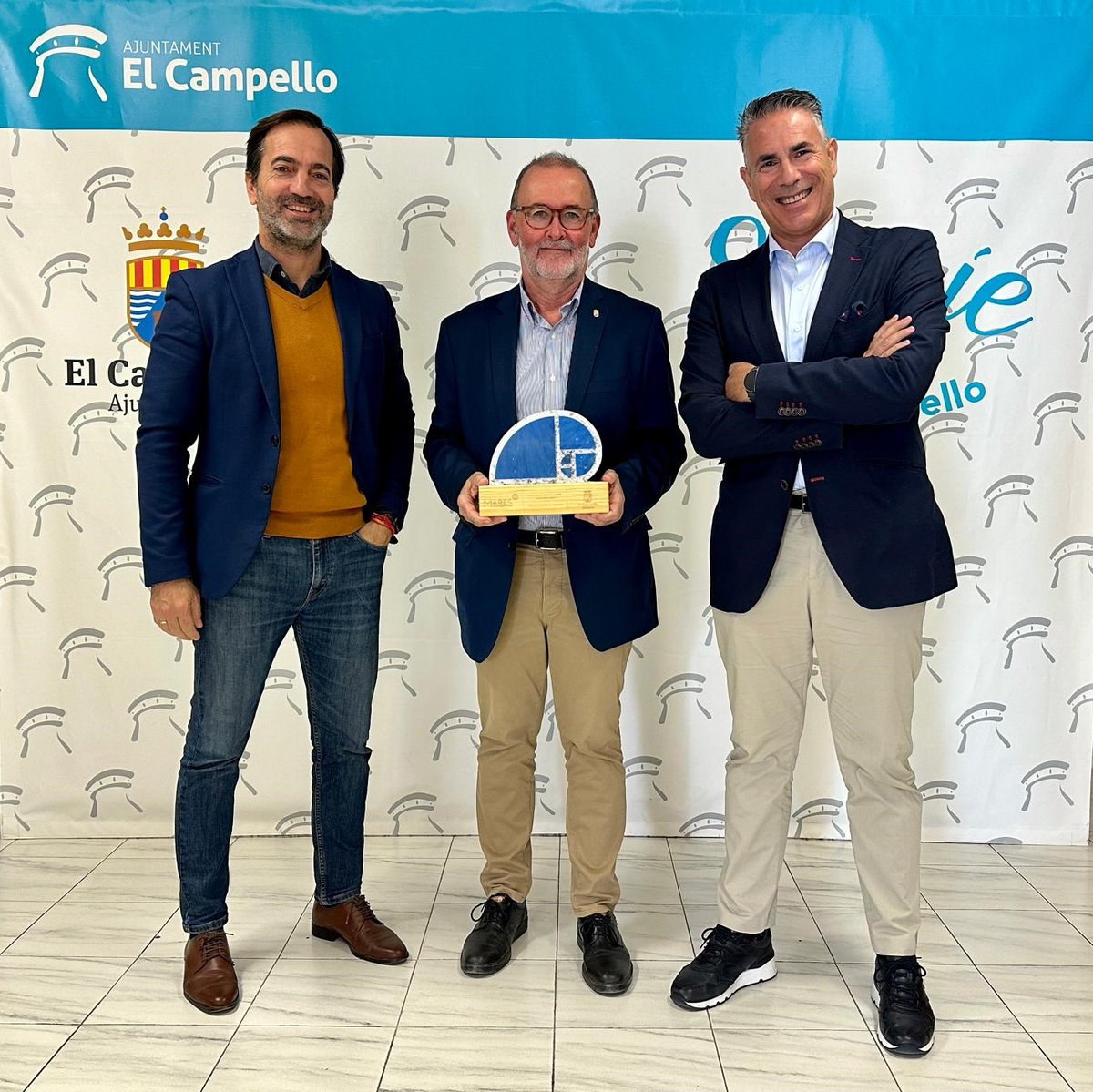 Gracias al Ayto. de #ElCampello, al alcalde @JuanJoseBerenguer y al concejal @MarcosMartinez por su compromiso con el medioambiente🌍.
Su apoyo ha sido clave para avanzar en el proyecto de <a href="/CocaColaEP_es/">Coca-Cola EP Iberia</a> #MaresCirculares Les entregamos una pieza creada con los residuos recogidos.