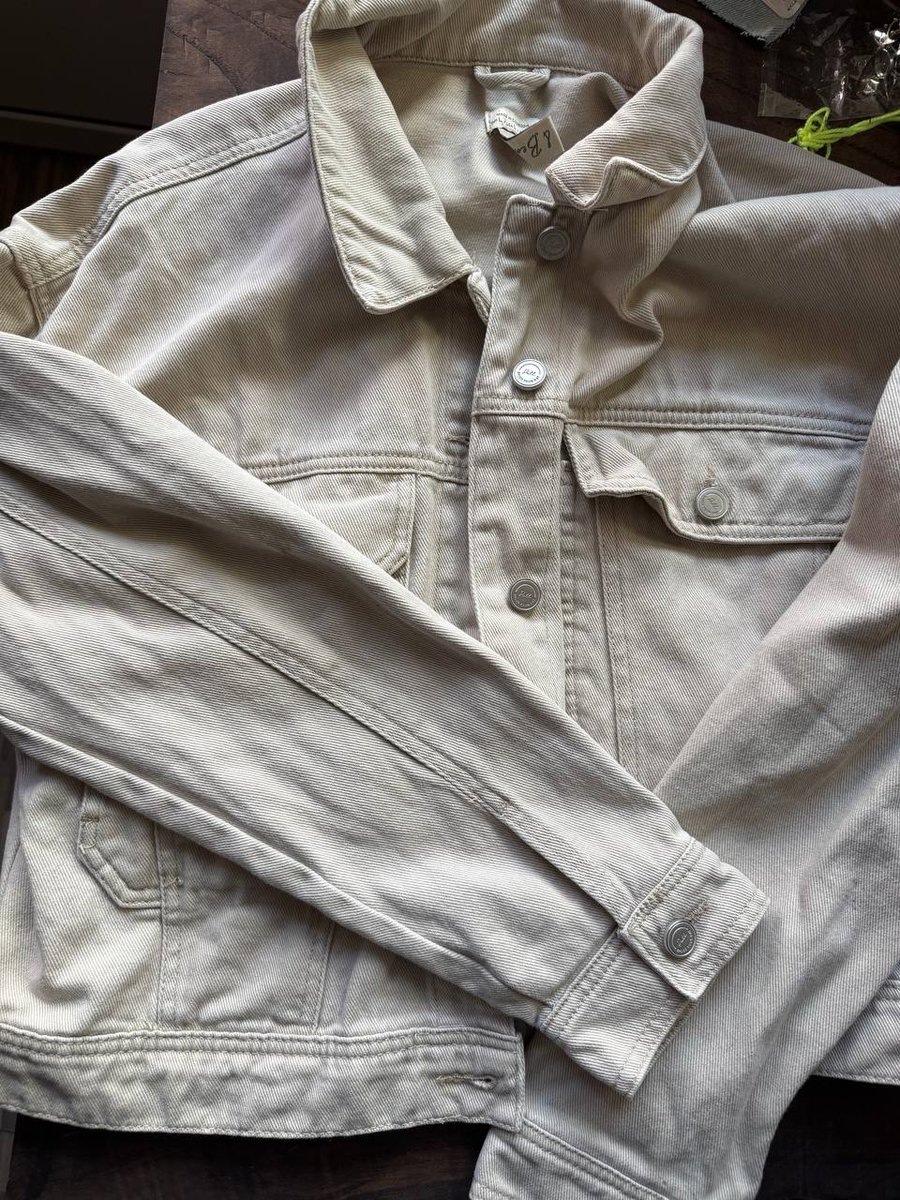 Друзья, в наличии две джинсовые куртки с ручной росписью 💖

Первая Атака Титанов 
В ширину куртка 49см, 
длина по спинке 58см
Рекомендованное пожертвование 8.000₽

Вторая куртка Цирк 
В ширину куртка 55см, 
длина по спинке 53см

Рекомендованное пожертвование 6.000₽