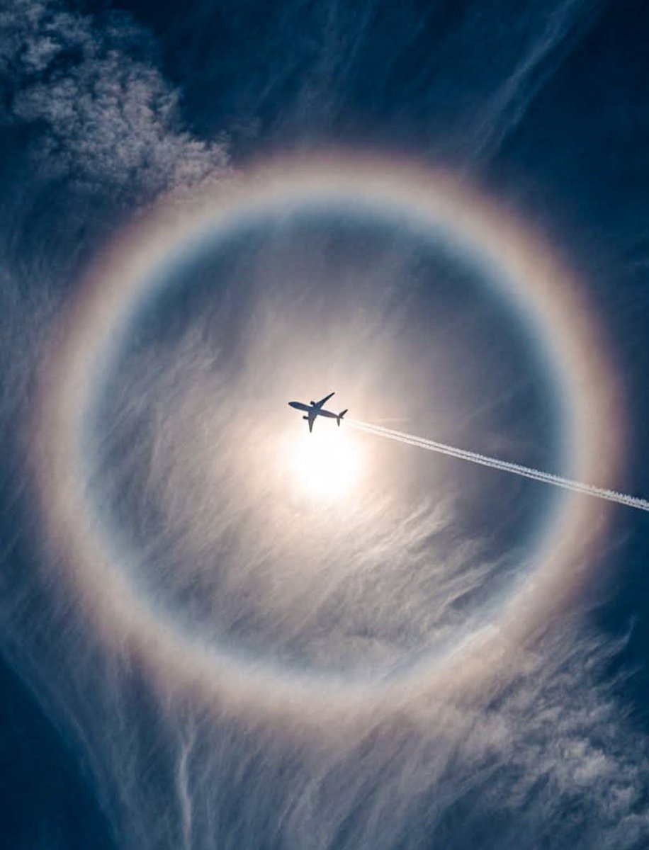 🇺🇸 Meanwhile photographed over Nevada

Yes this is a real picture.