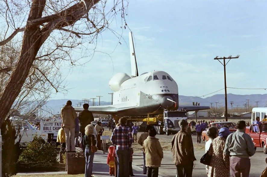 Rockwell announced OTD 1975 that, to save costs, the Shuttle orbiter being constructed for the ALT programme (OV-101) might travel on a former Apollo-era off-the-road vehicle rather than by air from the assembly facility in Palmdale, 32km to Edwards AFB.