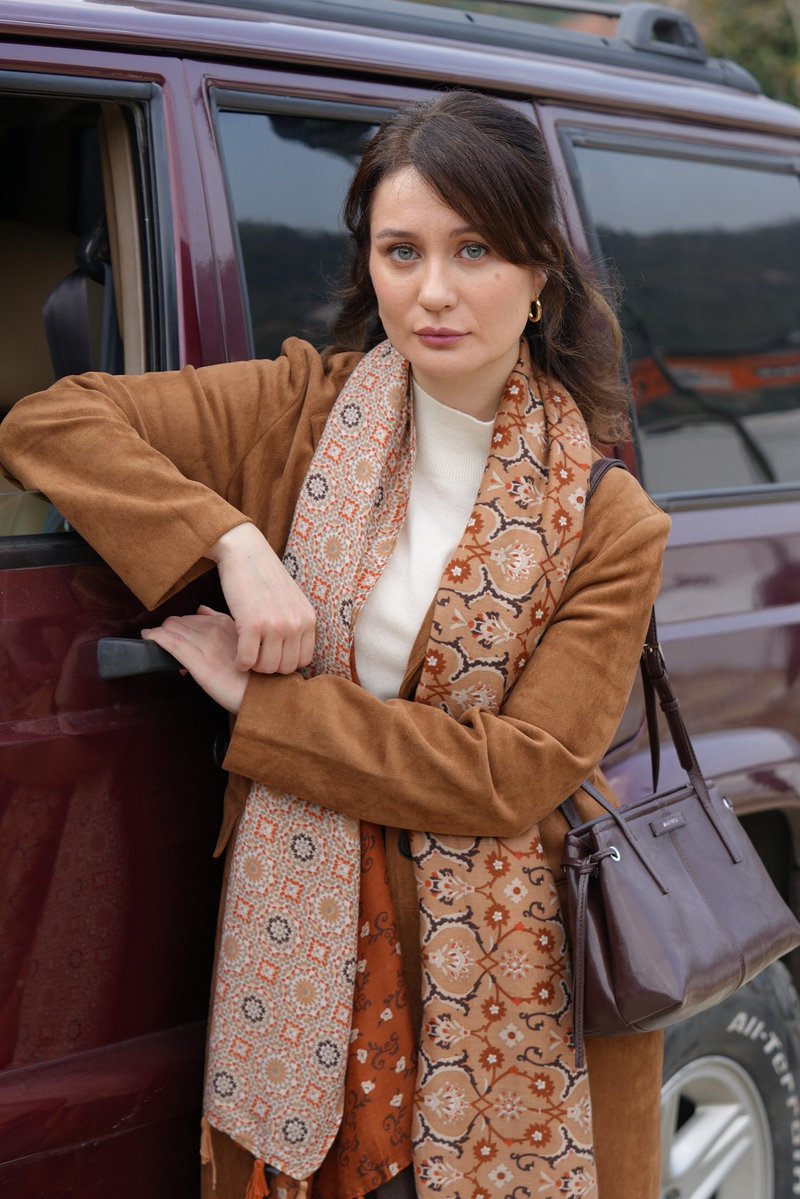 dizianaIiz's tweet image. Berna Koraltürk, #TaşacakBuDeniz dizisinde ‘İlve’ karakterini canlandıracak. 

Dağ ile şehir arasında sıkışmış bir Koçari kızı olan İlve, şehirde bilime, köyde ise hayvancılığa yönelen cesur ve tutkulu bir kadın. Geçmişte Adil ve Esme’nin aşkının şekillenmesinde rol oynayan İlve,…