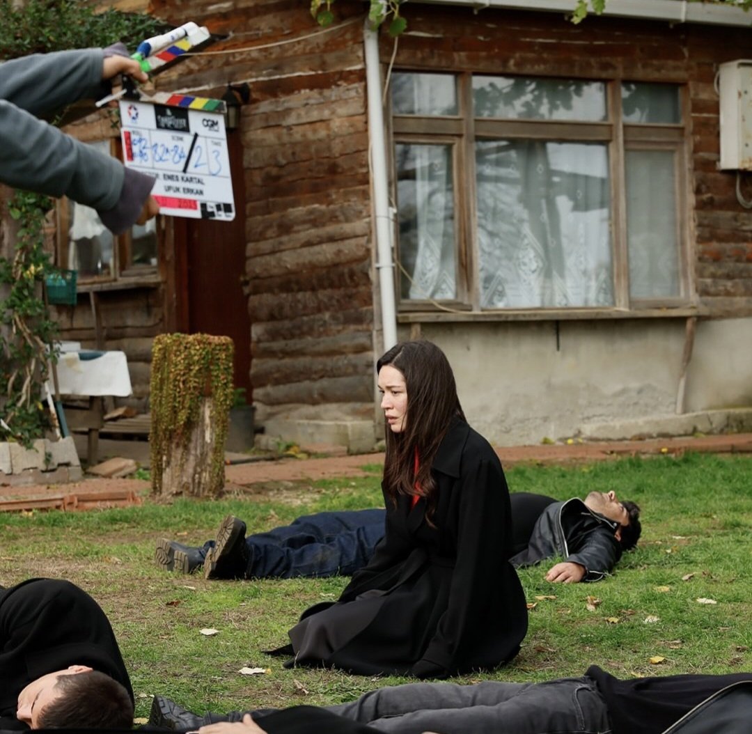 Rosi87651014's tweet image. Azizemin Bitmeyen çilesi 😢💔#HazalSubaşı #Azize #Sahipsizler