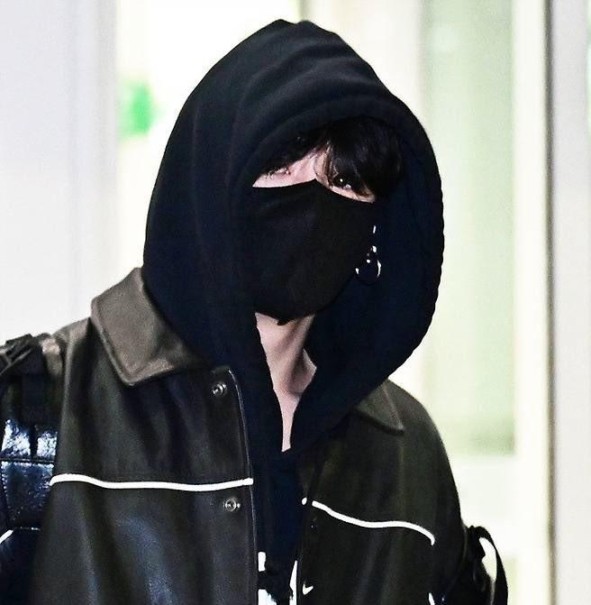 celestialljk's tweet image. why jungkook is so cuddly these days