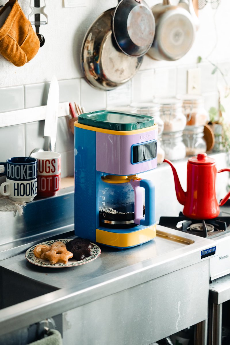 postcoffee_co's tweet image. BODUM × MoMA の限定コラボコーヒーメーカーがPostCoffeeに仲間入りしました！

毎朝の一杯を、美しく。

24時間プログラムタイマーで、
“淹れたての香り”と一緒に目覚める朝を。

12杯分の容量、均一にお湯を注ぐシャワーヘッド、
ペーパー不要のステンレスフィルター。…