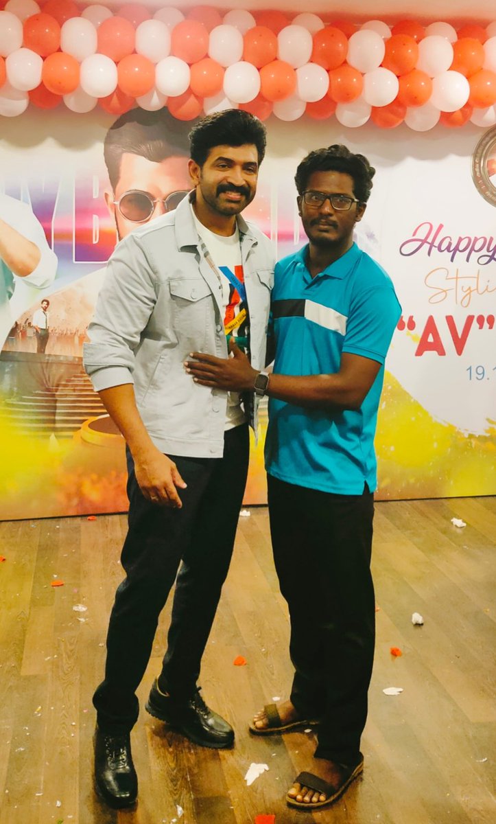 Eshvishaloff's tweet image. அருண் விஜய் அவரோட உபசரிப்பு இருக்கே !!! நான் மெய்சிலிர்த்து போனேன்.... 
#ArunVijay ❤️ #HBDArunVijay

my favourite childhood @arunvijayno1 dream come true, What a bomb day it was. 5 mins of pure bliss. I love him.. Thank u anna 🙂.. once again very happiness bday,Golden memories