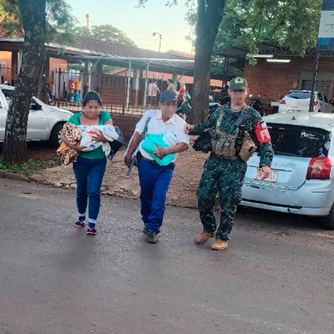 CODI_FTC's tweet photo. Bajo la operación #EscudoGuaraní, Enfermeros de Combate de la SAP N° 8 el trasladaron a una madre perteneciente a pueblos originarios, recién dada a luz y a su bebé, desde el Hospital de Pedro Juan Caballero hasta su hogar en la Colonia 204.
#PJC #Amambay #Paraguay #CODI_FTC https://t.co/9kMp5iFyEl