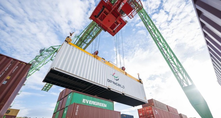 AfricanReview's tweet image. @DP_World launches its advanced Port Community System in Kenya, boosting trade efficiency, transparency, and faster cargo clearance. A major step toward a fully digital, connected logistics ecosystem across East Africa. 

Read more: zurl.co/BV0R5 

#TradeTech