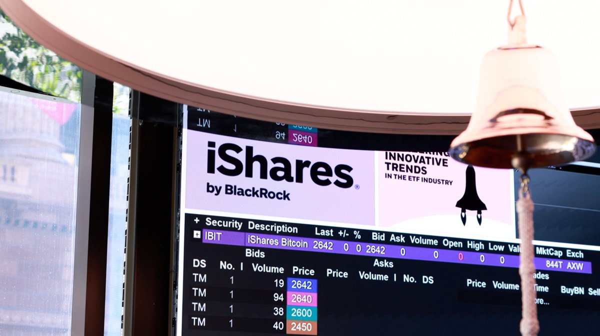 CFBenchmarks's tweet image. BlackRock’s iShares Bitcoin ETF (Ticker: IBIT) is now trading on the @ASX - marking a breakthrough for regulated crypto access in Australia.

Utilising the CME CF Bitcoin Reference Rate – New York Variant (BRRNY), IBIT gives investors regulated, physical exposure via traditional…