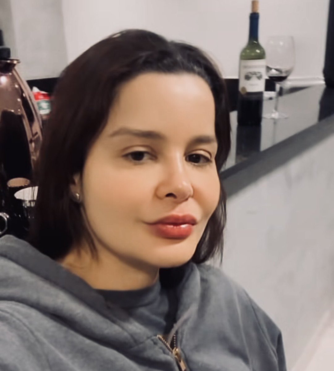 iguaisdacarla's tweet photo. eu te amo um tanto, meu amor https://t.co/S57bApbIZ5
