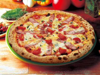 moai_moai_mo's tweet image. ナポリの窯とヒカルが全然結びつかない。

ナポリとヒカルだよ！？全然マッチしなくない？食欲がわくか……？

過去のジョイフルのハンバーグは、まだいいとしてもさ。

ヒカルというよりは、ナポリの窯側にガッカリかな。