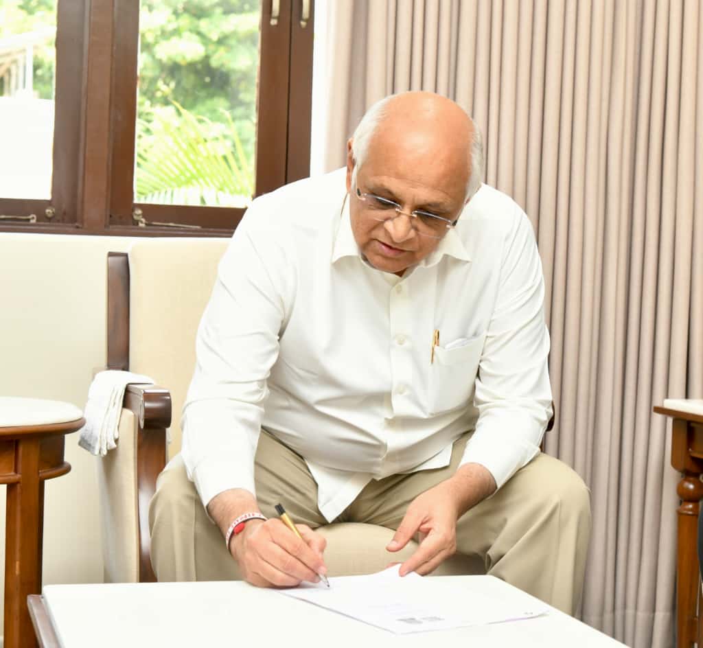 Bhupendrapbjp's tweet image. ચૂંટણી પંચ દ્વારા SIR (Special Intensive Revision) ની કામગીરી સફળતાપૂર્વક હાથ ધરાઈ રહી છે, જે અંતર્ગત આજે મેં મારું ફોર્મ ભર્યું.

મતદાર યાદીની સુધારણા માટે આ કામગીરી ખૂબ અગત્યની છે. આના લીધે ચૂંટણી અને મતદાનની સમગ્ર પ્રક્રિયા વધુ પારદર્શી થશે. 

અને હા, આ ફોર્મ ભરવું સરળ છે.…