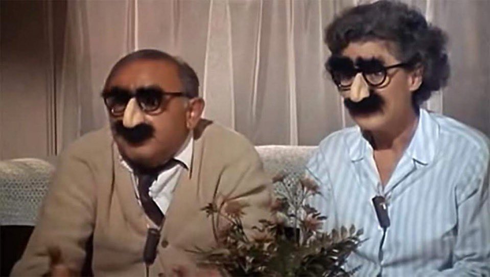 robbhaifisch's tweet image. Los padres de Leticia Sabater saliendo a la calle cada vez que su hija lanza su villancico navideño.