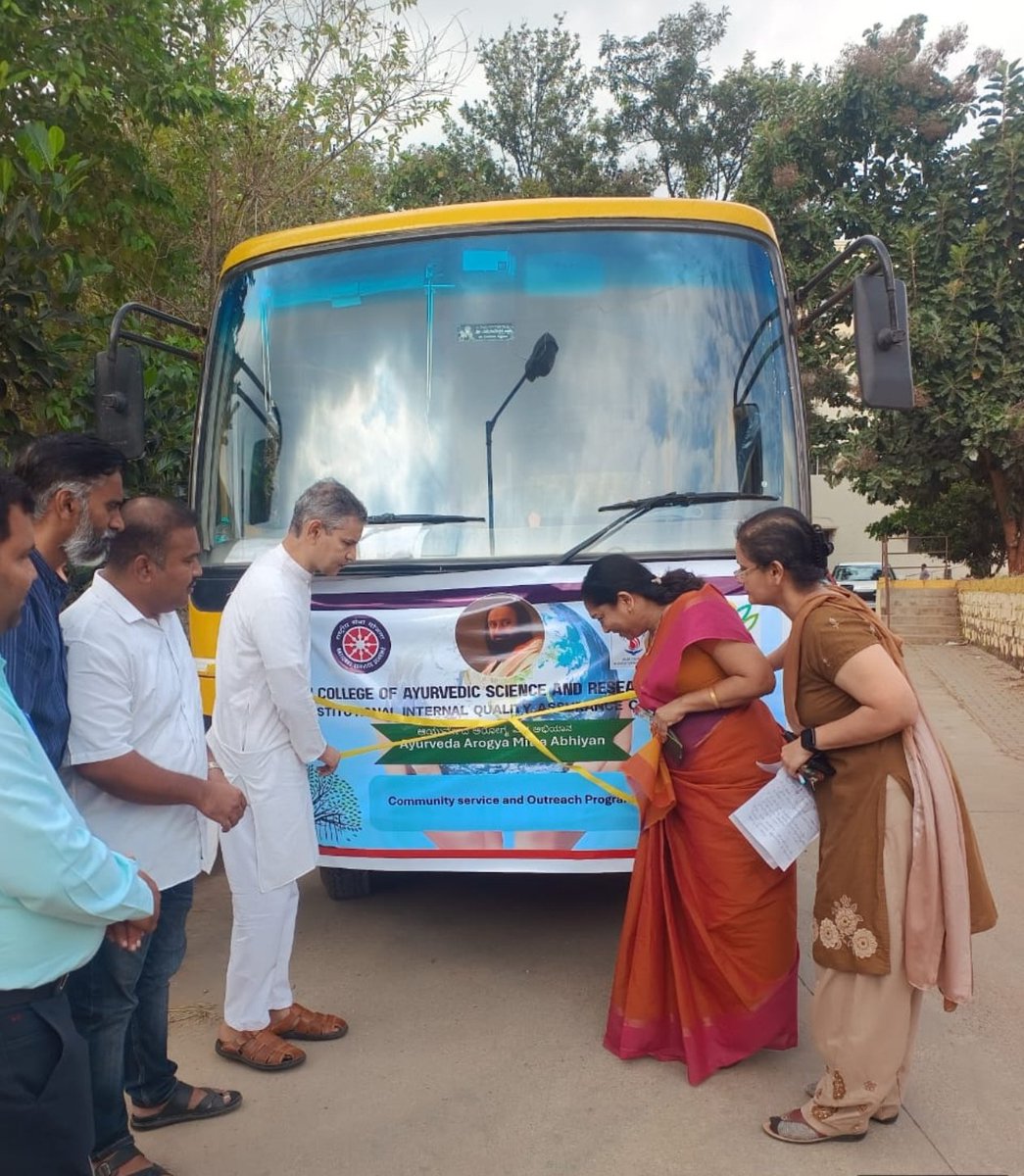 rajesh_kumar61's tweet image. Happy to be part of the launch of Sri Sri Ayurveda Arogya Mitra Abhiyaan- Students of the Sri Sri #Ayurveda college will now adopt one rural family and support their wellbeing through guidance, awareness &amp;amp; Ayurveda-based care.
A small step… with a big impact. 💚
#Seva @ssrvm