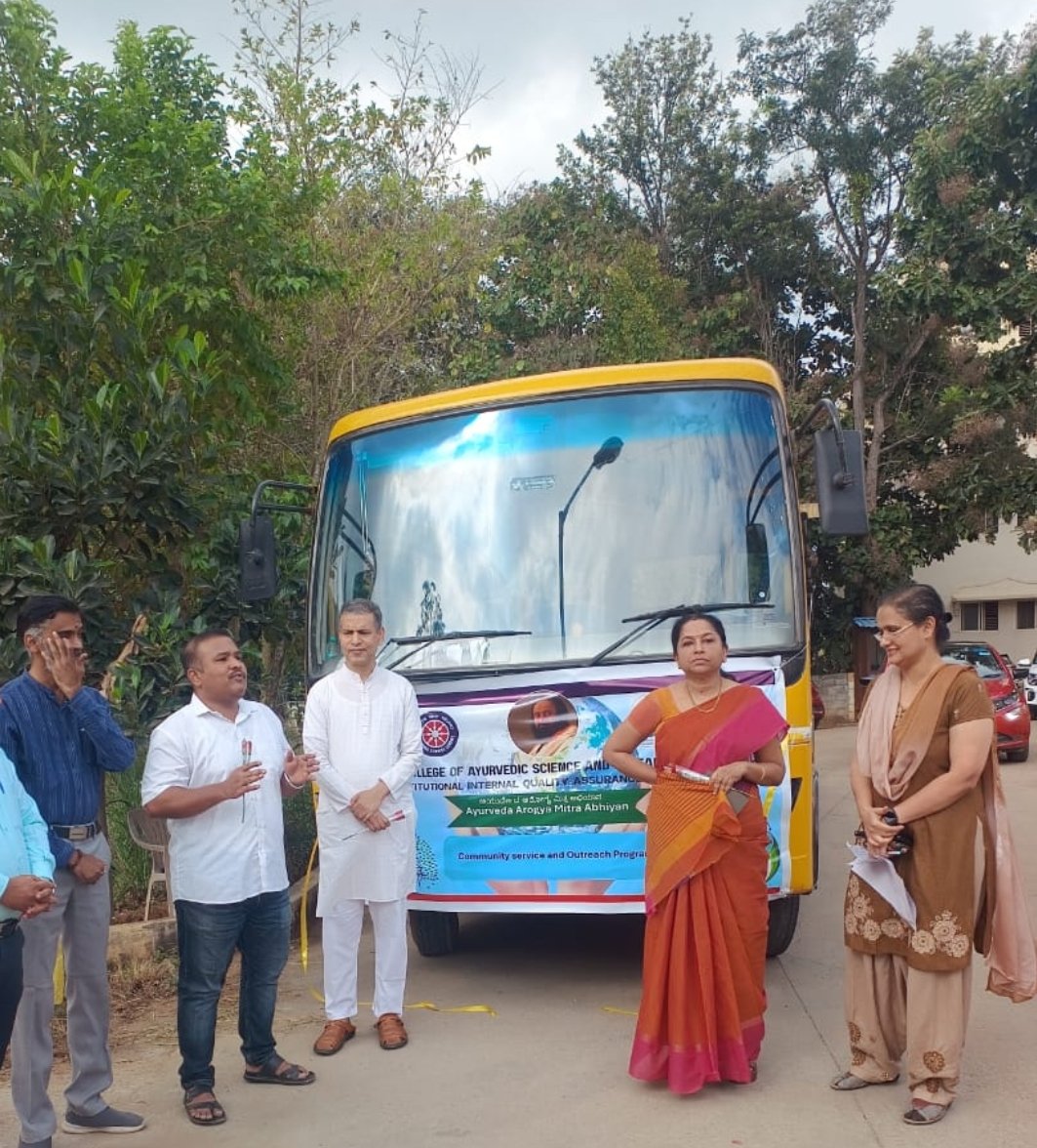 rajesh_kumar61's tweet image. Happy to be part of the launch of Sri Sri Ayurveda Arogya Mitra Abhiyaan- Students of the Sri Sri #Ayurveda college will now adopt one rural family and support their wellbeing through guidance, awareness &amp;amp; Ayurveda-based care.
A small step… with a big impact. 💚
#Seva @ssrvm