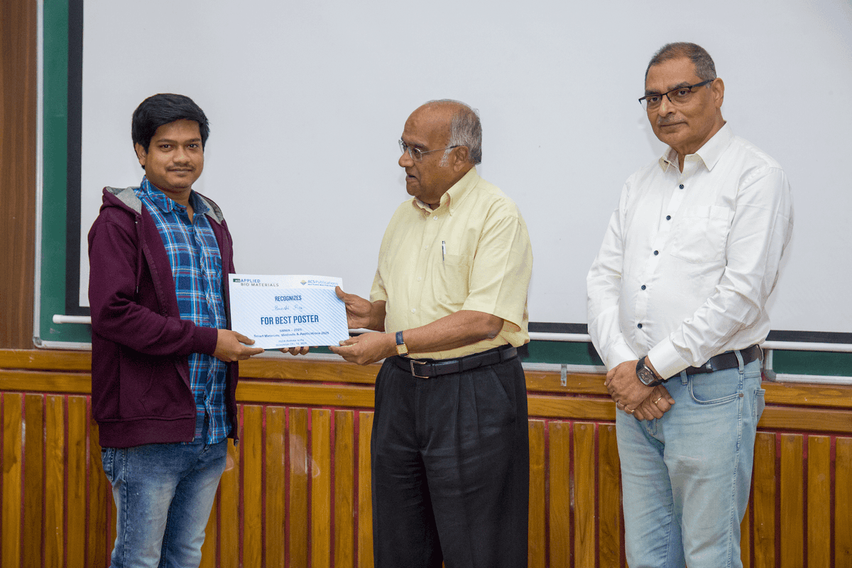 SMTL_IISERK's tweet photo. Banshi presented a poster at the SMMA 2025 conference at IISER Kolkata. Congratulations to Banshi for receiving the Best Poster Award from ACS Publications!! https://t.co/YMDaalmUZf