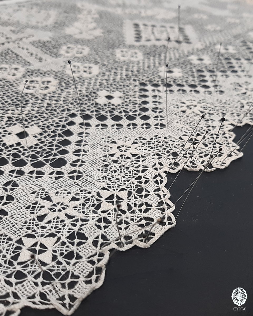 🔹Tras la humidificación llega el alineado y corrección de deformaciones, consistente en devolver la orientación original de los hilos constitutivos del tejido.
Para ello se emplean alfileres, cristales y pesos.
📸Proceso de alineado de una malla bordada.
#CYRTA #CRtextil