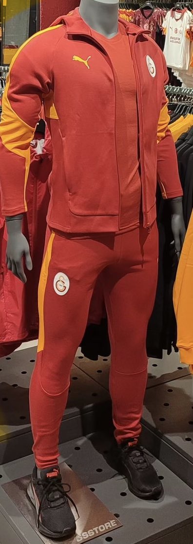 lastonlin3's tweet photo. @GSStore @GSStore bu ürünler niye yıldızlı olarak satışa sunulmuyor? Takım bu ürünleri giyiyor taraftara yıldızsız satma amacınız nedir tam olarak? https://t.co/EuSHstyCye