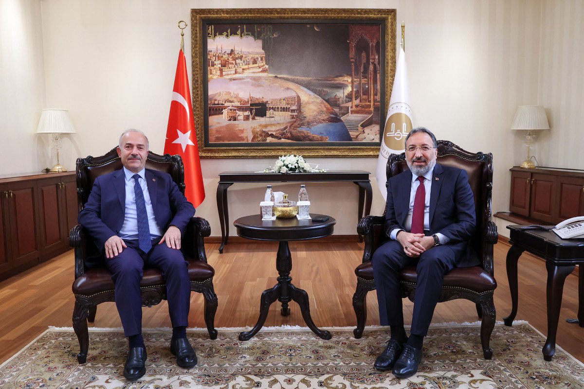 Diyanet İşleri Başkanlığı görevine atanan Sn. Prof. Dr. Safi Arpaguş'u [<a href="/DIBSafiArpagus/">Prof. Dr. Safi Arpaguş</a>] makamında ziyaret ederek tebriklerimizi sunduk.
Sayın Başkanımızın yeni görevinin hayırlı olmasını diliyor, görevinde üstün başarılar diliyorum.