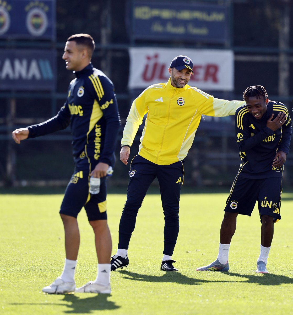 💬 Domenico Tedesco: "Jose Mourinho’ya büyük saygım var. ama benim tarzım farklı. Daha sakin ve daha içe dönük bir iletişimim var. Kavgayla değil, güven ilişkisiyle çalışmayı tercih ederim."