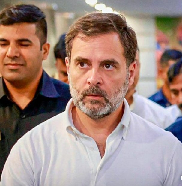 क्या एक राज्य की हार के बाद राहुल गांधी को राजनीति छोड़ देनी चाहिए. तेलंगाना और कर्नाटक में हार के बाद क्या मोदी जी ने राजनीति छोड़ दी ?

मीडिया यही माहौल बना रहा है. 2009 में लालकृष्ण आडवाणी और नरेंद्र मोदी दोनों मिलकर मनमोहन सिंह को हरा नही पाए.

मनमोहन सिंह से भी नरेंद्र मोदी